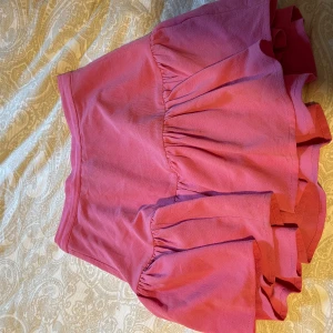 Kjol  - säljer en fin rosa volangkjol från Gina Tricot. använd sparsamt.