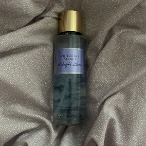 Victoria’s Secret parfym - Säljer denna parfym. Då den inte är jätteanvänd. Det finns väldigt mycket kvar eftersom att det nästan är helt ny. Säljer för 250kr. FAST PRIS!! 