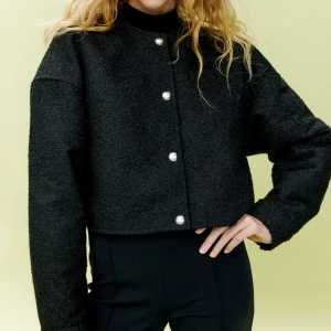 Svart kavaj jacka  - Svart croppad fin kavaj jacka från Hm med prislappen kvar! Aldrig använd.