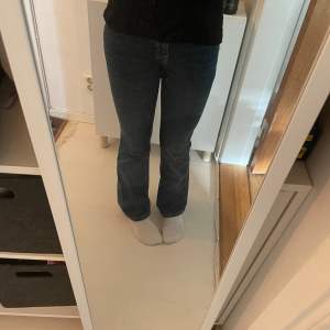 Ett par bootcut jeans från Gina Tricot dam avdelning. Säljer pga att de blivit lite små och de sitter inte lika bra som de brukade. De är som nyköpta.