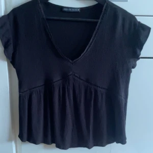 Blus/topp  - Snygg kortärmad blus❤️ljuset är lite skevt på första bilden men den är svart precus som man ser på bild två❤️ köpte i England och tror inte den säljs i Sverige❤️