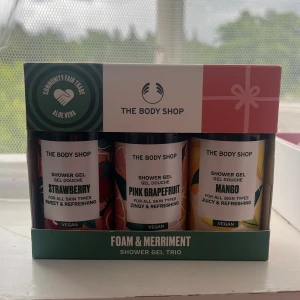 The Body Shop shower gel trio - Jag säljer den här ”shower gel trion” från The Body Shop❤️ Lukterna: Strawberry 🍓 Pink grapefruit och Mango 🥭. Perfekt som present nu till sommaren☀️ original pris: 280 Såklart helt oanvända!