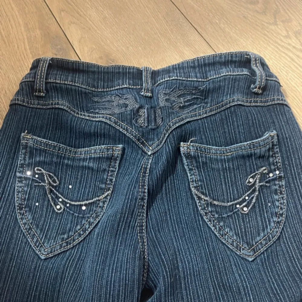 Snygga jeans me söta fickor strl xs❤️hittar inget måttband så kan inte mäta lidkemåttet men passar mig som har runt 74-76❤️. Jeans & Byxor.