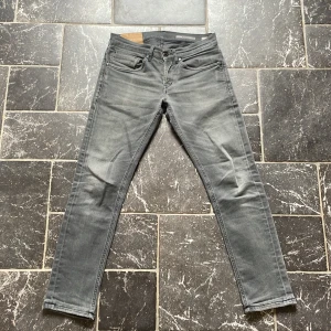Dondup George - • Dondup George | • Nypris: 2799kr | • Storlek: 30 | • Passform: Skinny fit | • Innerbenslängd: 67cm | • Midjemått: 32cm | • Skick: MVG | • Hör av dig vid minsta fundering!