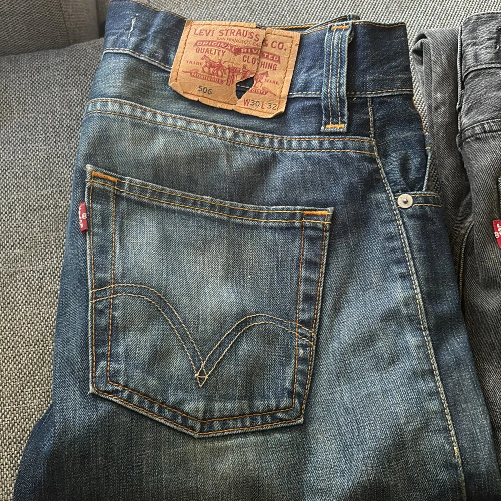 Hej. Säljer två stycken 506 jeans, otroligt sällsynta och ovanliga att hitta. Perfekt skick på bägge, utan hål eller skador. Köp bägge för 700kr eller 400kr styck. Blå jeans: strl 30/32 gråa: strl 29/32.. Jeans & Byxor.