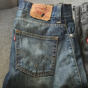 Levis 506 Jeans - Hej. Säljer två stycken 506 jeans, otroligt sällsynta och ovanliga att hitta. Perfekt skick på bägge, utan hål eller skador. Köp bägge för 700kr eller 400kr styck. Blå jeans: strl 30/32 gråa: strl 29/32.
