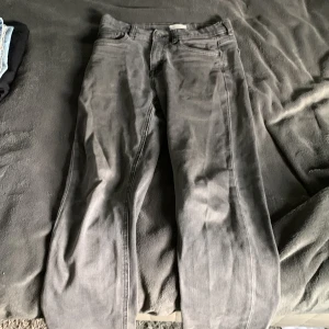 Jeans strl 152  - Lite sämre skick men sitter bra, dom passar allt och är skön. 