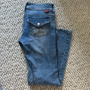 Jeans med brodyr - Lågmidjade bootcut jeans men supersnygg detalj på fickorna☺️🙌🏼