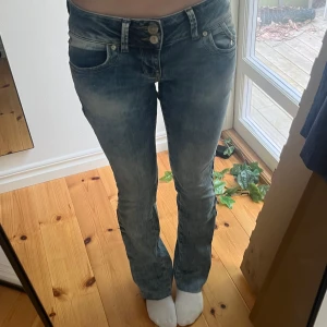 Ltb jeans - Säljer mina blåa Ltb jeans eftersom de inte kommer till användning. De är i jättebra skick och knappt använda. Skriv för fler bilder💗💗det står storlek W25/L34 men jag skulle säga att de är xs/s och kanske m
