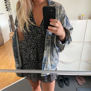 Volangklänning från Chelsea  - Svart vit volangklänning från Chelsea 🫶🏼🤍