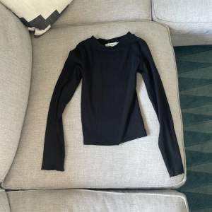 En svart ribbad långärmad tröja köpt från kidsbrandstore med märket är garcia. Jätte fint och bra skick i storlek 140/146❤️.