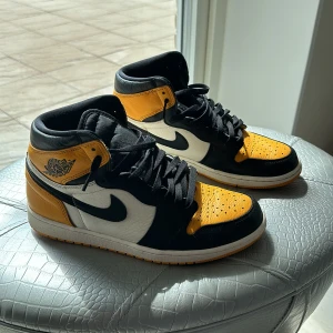 Air Jordan 1 Retro High OG Yellow Toe ”Taxi” - Jordan 1 taxi som är köpta på Nike’s egna hemsida när dem släpptes. ordinariepris ligger på mellan 1700-2000kr. Finns inte på nike eller jordans hemsidor. Använder inte längre så det är därför jag säljer, mycket bra kvalitet och dem skönaste skorna.