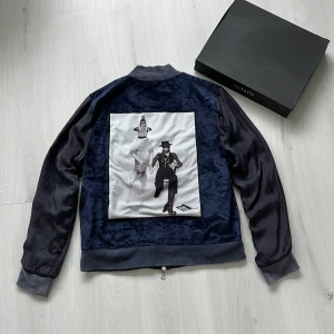 Limitato tröja! - Hej! Säljer denna unika och snygga tröjan från märket limitato med artisten David Bowie!Ursprungligen gjord i Portugal. Snygga detaljer med flera typer av material. Box medföljer! Storlek medium men passar small. Nypris ca 3800kr, mitt pris är endast 999kr! Skriv vid intresse av köp. MVH DC 🔹