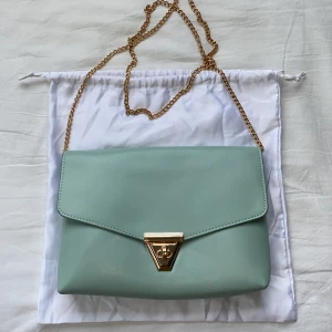 axelremsväska utan märke - 26cm x 20cm, fin turkås väska utan ett märke, väldigt bra skick, har aldrig använts, ganska säker på att den köptes på zalando.