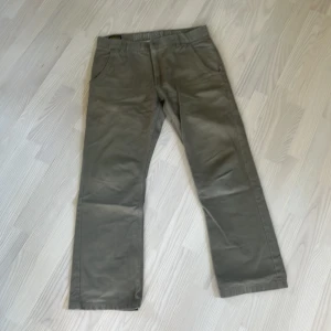 RDWD chinos  - Ett par chinos från RDWD by Kappahl i bra skick. Byxorna är stora för mig i midjan då det är 34/32 vilket resulterar att de är mera baggy. Chinosen är brun beiga