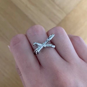 Coquette Rosett Ring - Jättefin coquette bow ring! Storleken går att anpassas eftersom det är en öppen o böjbar ring. S925 som det står inuti ringen. Skickar gärna fler bilder!