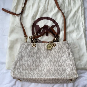 Michael Kors väska - Fin handväska av märket Michael Kors, Bra skick, smink fläck innuti väskan, använts ett fåtal gånger
