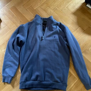 Joules tjock tröja - En ljusblå tjocktröja i storlek S från Joules som inte är använd mycket. 
