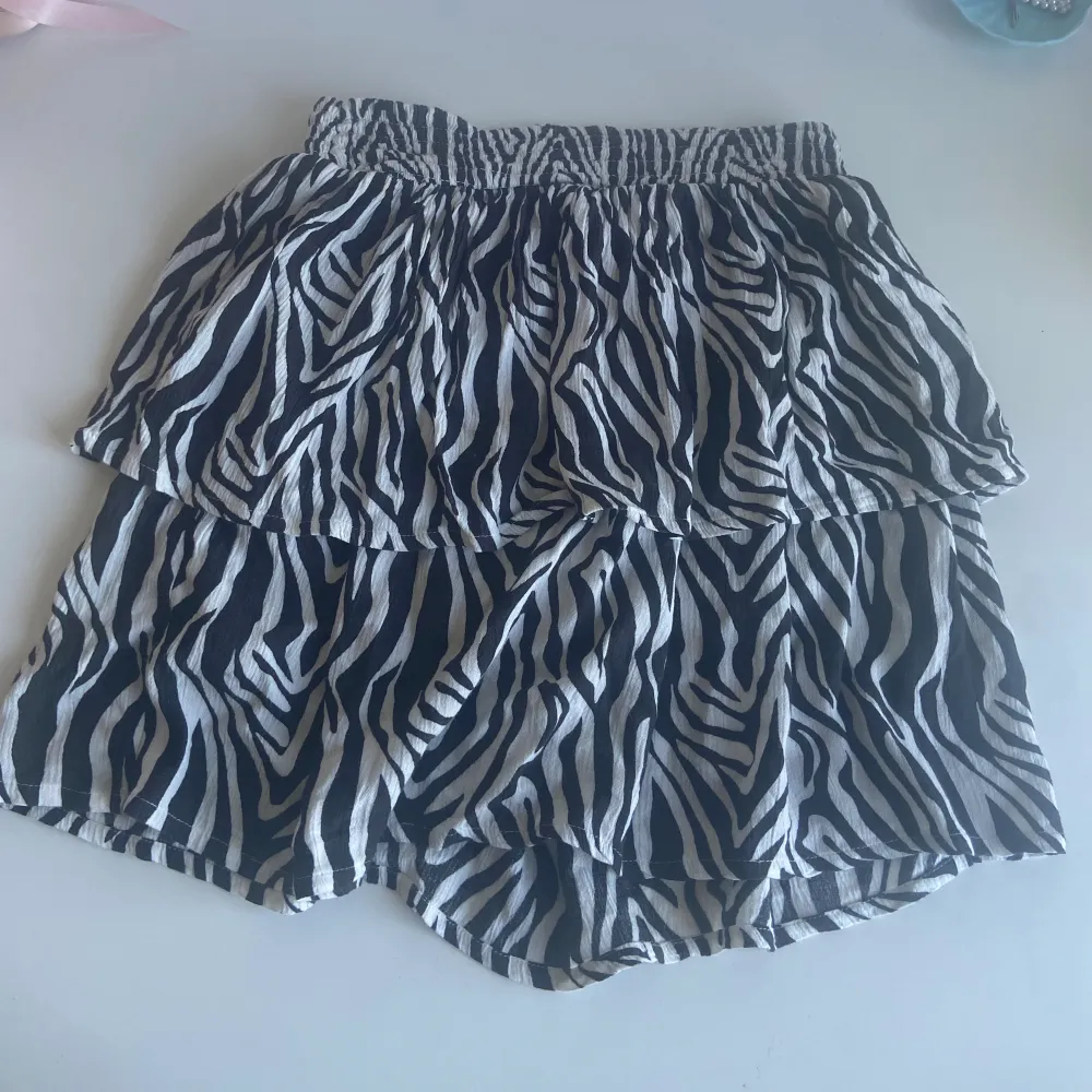 Zebra kjol från kappahl som går att använda som topp. Har en liten fläck men den är knappt synlig. Läs gärna min bio och skriv vid frågor!💘 PS ta gärna en titt på min profil, säljer allt för max 150kr!. Kjolar.