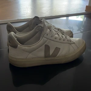 veja skor  - Har haft d ett tag och säljer dom då de är ganska slitna:)