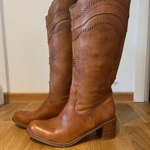 Vintage cowboystövlar - Vintage western/ cowboystövlar i äkta skinn. Storlek; 38. Mycket bra skick- sparsamt använda och väl omhändertagna💕