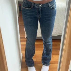 GINA TRICOT JEANS - Bootcut jeans från gina tricot. Har sytt in de i benen få de var extremt breda längst ner (se tredje bilden) men det är inget som syns. Storlek 36, väldigt stretchiga så kan även passa 38. Väldigt bra skick. 💙💙💙