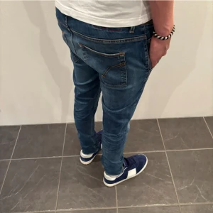 Dondup Jeans  - Säljer dessa otroligt feta jeans som är perfekt nu till sommaren! Skick är 9/10 Modellen är destroyed från fabric vilket är en av de populäraste modellerna just nu! Hör av dig vid fler funderingar💯