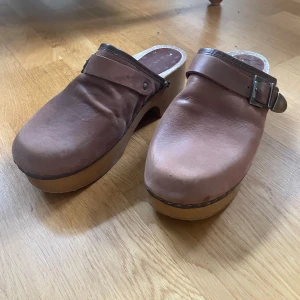 Träskor  - Fina träskor i brunt läder storlek 39