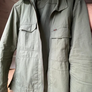 Vårjacka herr  - Vårjacka från Lee, grön herr. I väldigt bra skick.    Nypris 600   Jag säljer för 400