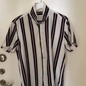 Vit randig skjorta - Vit randig skjort Strlk: M Pris: 60kr Finns i Kalmar 
