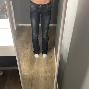 Lågmidjade jeans från M.O.D - Jätte snygga lågmidjade jeans från M.O.D! Då jag har ett par andra i liknade färg som jag föredrar. Knappt andvända och i stolek 28/34!💕