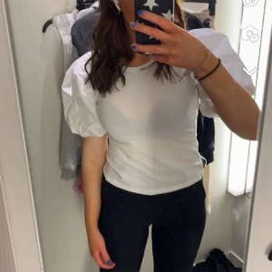 Topp - Vit topp från H&M i storlek xs🤍🥂