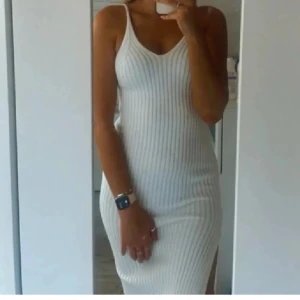 Klänning  - Vit stickad klänning i storlek xs🤍🥂