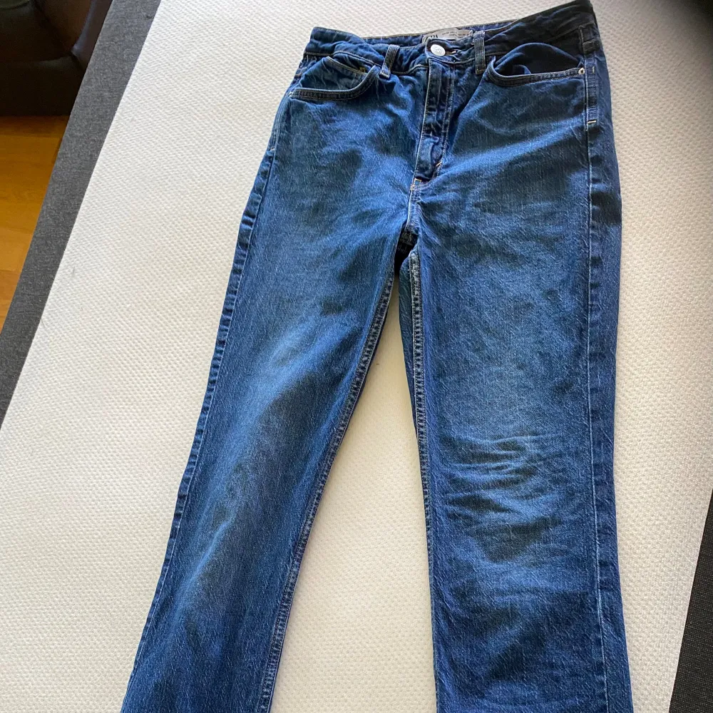 Zara jeans med slits EUR 36. Fint skick. Rök- och djurfritt hem. Pris 100 kr.. Farkut & Housut.