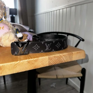 LV skärp ”äkta” - I mycket bra skick, precis som nytt kvitto finns säljer pågrund av att jag köpt ett nytt. Så kommer ej till användning! Pris kan diskuteras 