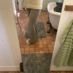Lågmidjade jeans - Väldigt fina jeans utan några defekter. Minns ej vart jag köpte de ifrån, ordinarie pris 650kr. De är dock uppsydda för de var alldeles förlänga för mig. Stretchiga.  Innerbenslängd: 82cm (lite långa på mig fortfarande) Midjemått: 39cm💕