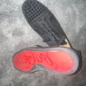 Cristian louboutin spikes black - 9/10 skick, använda bara två gånger i skolan. Säljer för att dom var för stora.  Köpt på Vestiaire! Priset går o diskutera!