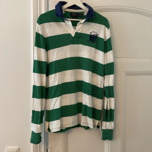 Ralph Lauren rugbytröja  - Ralph Lauren rugbytröja. Fint skick. Storlek M, köparen betalar frakt.