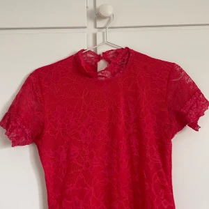 Body - En röd body från BikBok med broderat tyg! Tycker den är superfin men färgen passar mig inte längre! Skriv för fler bilder om du är intresserad💕