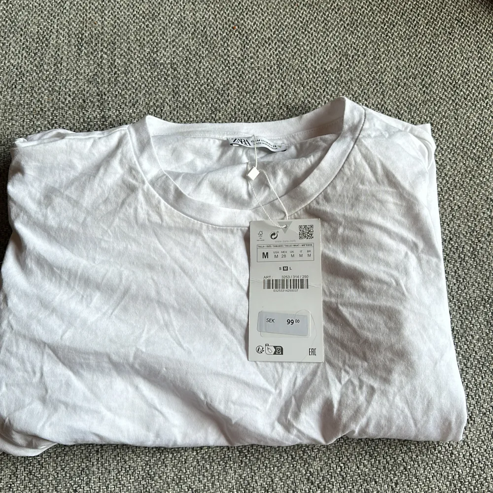 En blus/ t-shirt från zara, har aldrig användt. Den är i storlek M köpt för 100kr . T-shirts.