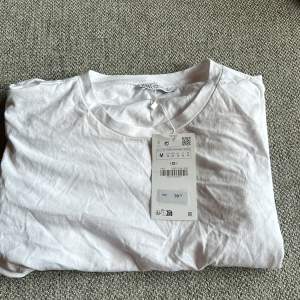 En blus/ t-shirt från zara, har aldrig användt. Den är i storlek M köpt för 100kr 