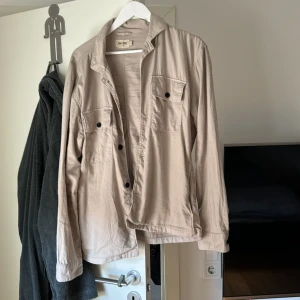 OverShirt - Säljer nu min beige overshirt, inte alls mycket använd, max 3-4 gånger. Säljer pågrund av ett den är för stor. Köpt i Falun på brothers. 