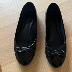 Superfina ballerinaskor  - Så fina ballerinaskor! Fortfarande väldigt fint skick, har dock en pytteliten defekt på vänster sko (se bild) ingenting som syns om man inte vänder på skon upp och ned🥰 väldigt sköna!