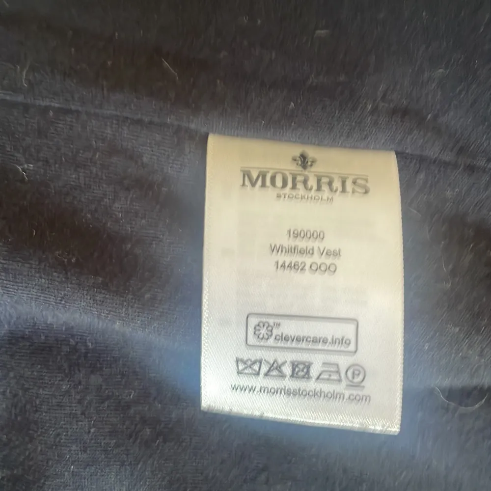 Jätte snygg Morris väst med ull liknande textur på utsidan. Köpt på NK för 2000kr   Pris kan diskuteras vid snabb affär  . Stickat.