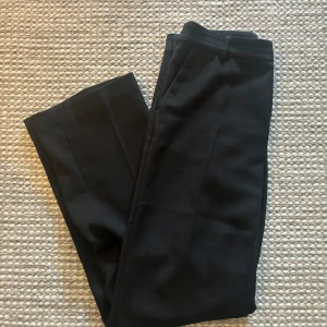 Svarta kostymbyxor  - Ett par svarta ganska raka kostymbyxor som är i stl 34 från Gina!❤️ De är sparsamt använda och är därför i nyskick. De är köpta för 400 kr och är i modellen petit och fungerar därför bra för någon som är ca 160 och går ner till marken för mig 165!❤️🩷