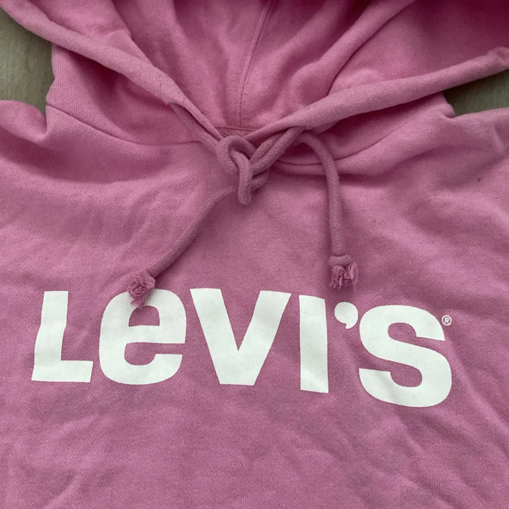 Levi’s rosa hoodie, knappast använd, bra skick . Hoodies.