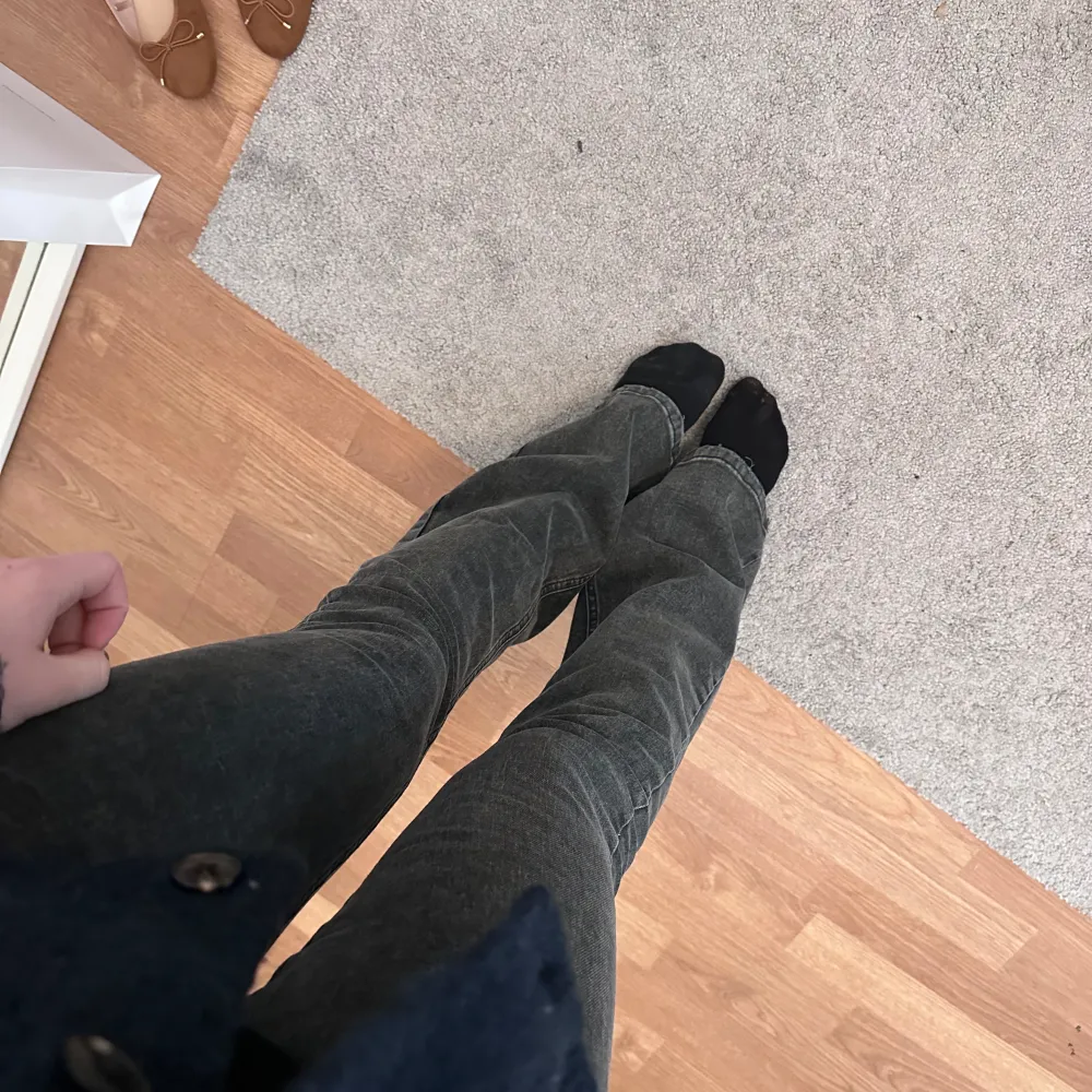 Sjukt snygga jeans i en grå/ svart tvättad färg . Jeans & Byxor.