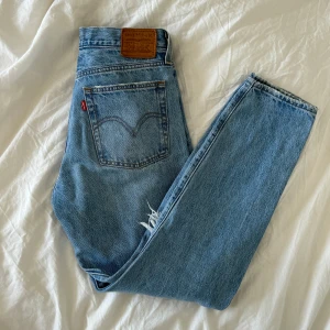 Levi’s Wedgie Jeans 💙 - Levi’s Wedgie Jeans’s 💙 Köpt i USA, haft på många gånger 🫶🏼 Storlek: W27 men skulle passa W26 nu (XXS-XS, Kanske S)  Pris: 270 kr