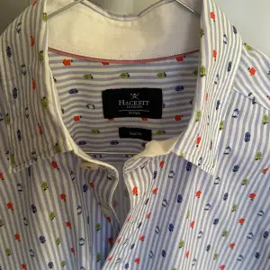 Rutig skjorta från Hackett  Mycket fint skick, använd enbart enstaka gång! Skjortan tvättad och pressad på kemtvätt inför försäljningen  Storlek: Small slim fit 100% bomull