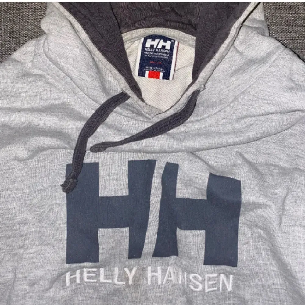 Hoodie från Helly Hansen, använd få gånger, nypris 633kr, stl L, herrmodell, har en grå fläck på ena armen som syns på bilden. Hoodies.